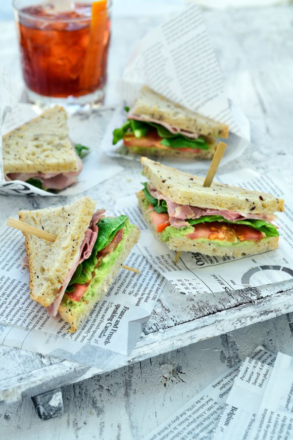 Minisandwiches met avocado en smoked ham