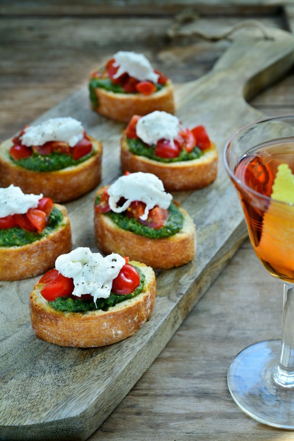 Bruschetta met pesto en burrata