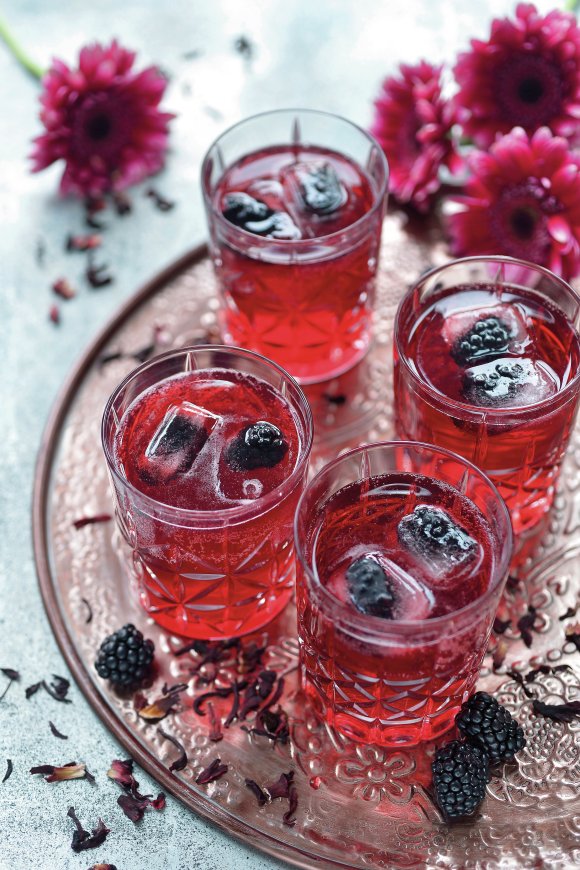 Hibiscus iced tea met braambessen