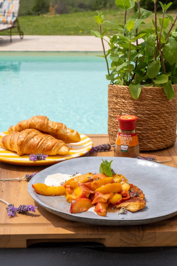 Gekaramelliseerde croissants met gebakken perzik