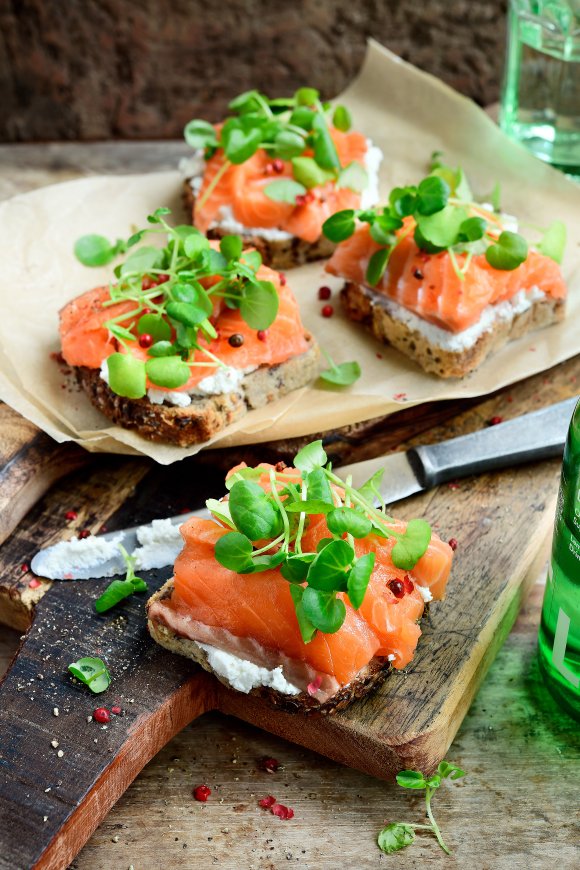Toast met in bier gemarineerde zalm