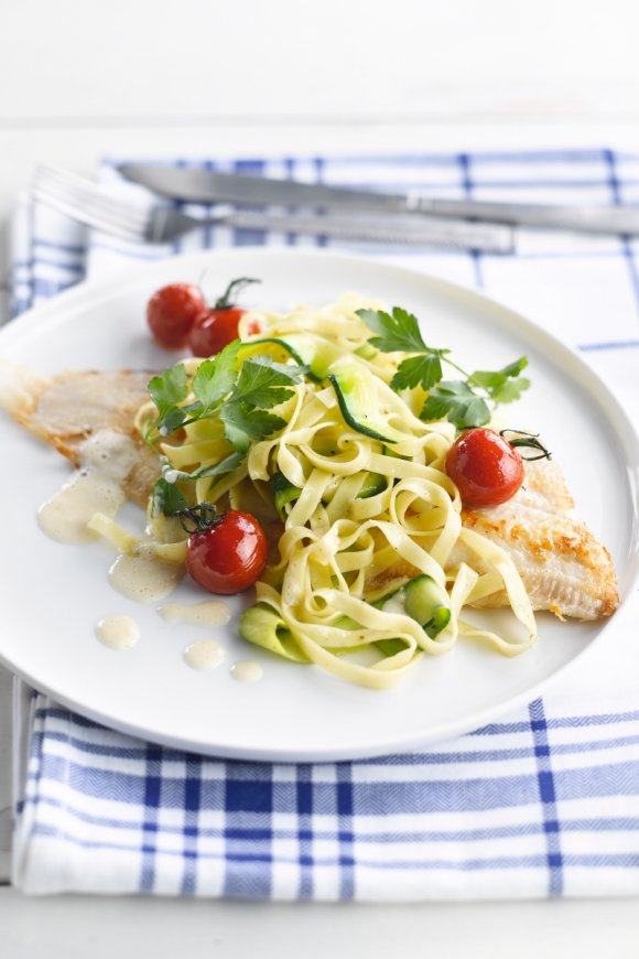 Tagliatelle van courgette en gebakken zeetong