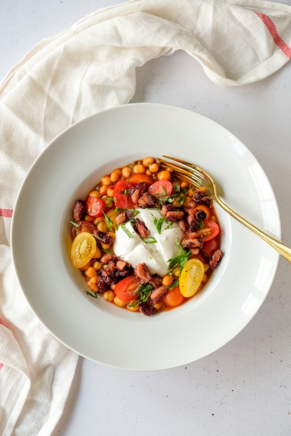 Burrata met tomatensaus, linzen, bonen en kikkererwten