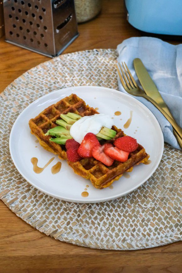 Zoete aardappelwafel met aardbeien