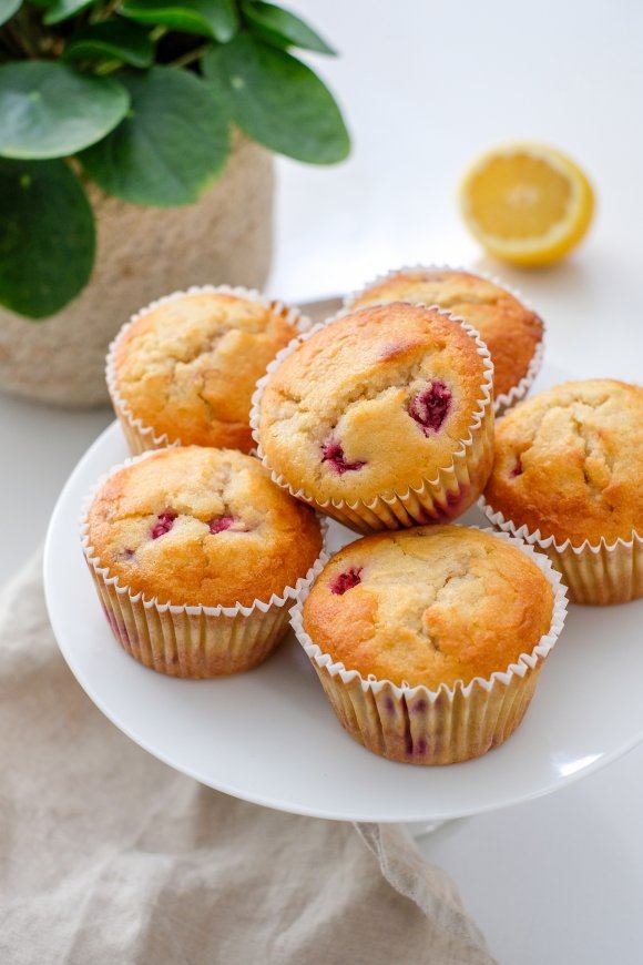 Muffins met frambozen en kokos