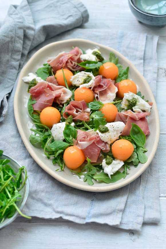 Salade met meloen, ham en burrata