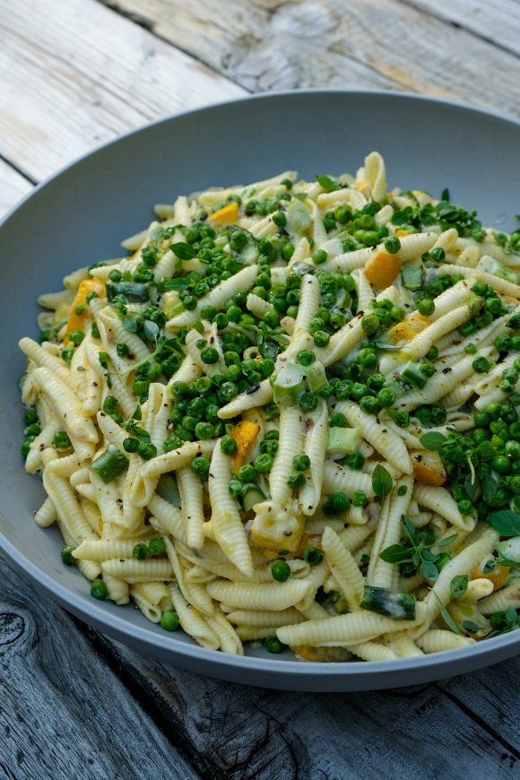 Maccheroncini met groene asperges, courgette en erwtjes