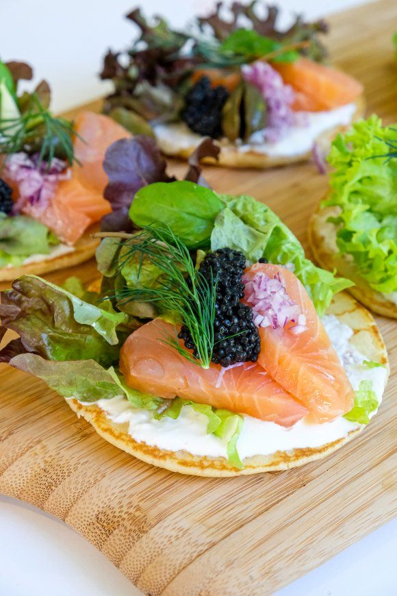 Blini's met gerookte zalm en mierikswortelcrème