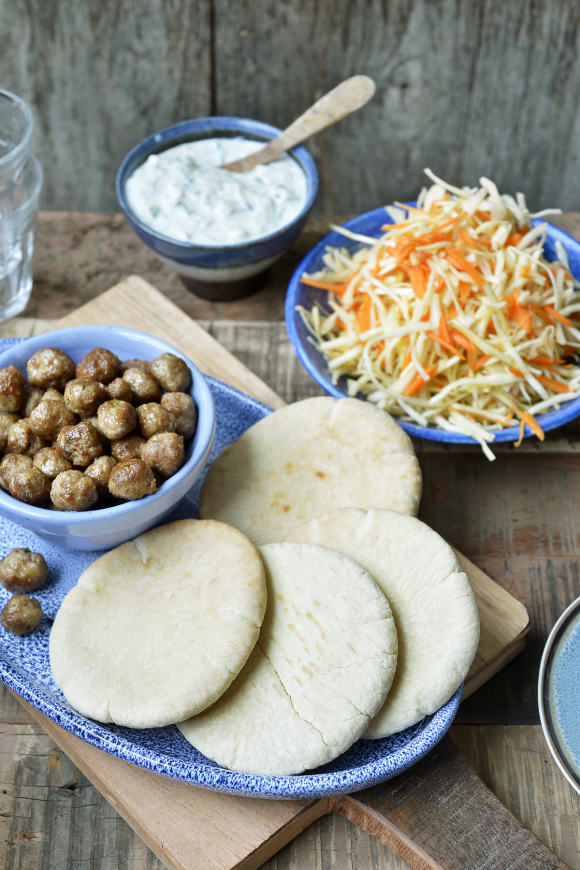 Lamsgehaktballetjes met tzatziki, koolsla en pitabrood