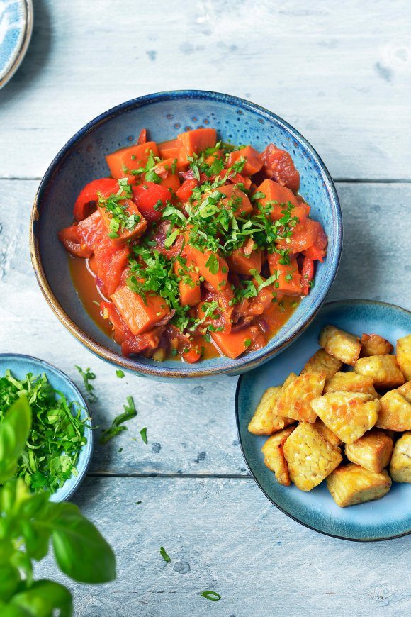 Indisch stoofpotje met zoete aardappel en tempeh