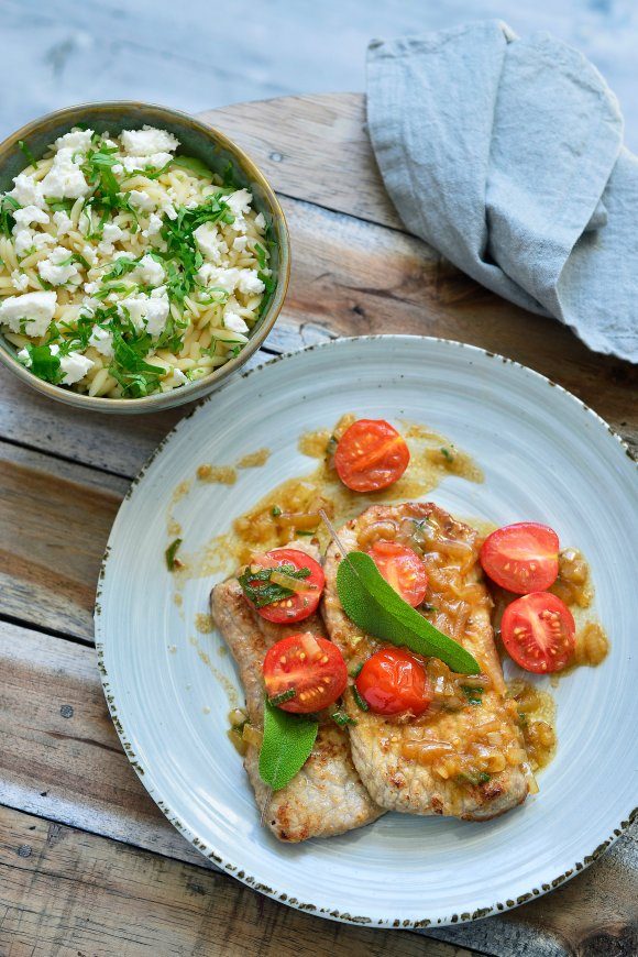 Kalfslapjes in citroensaus met Griekse pasta en feta