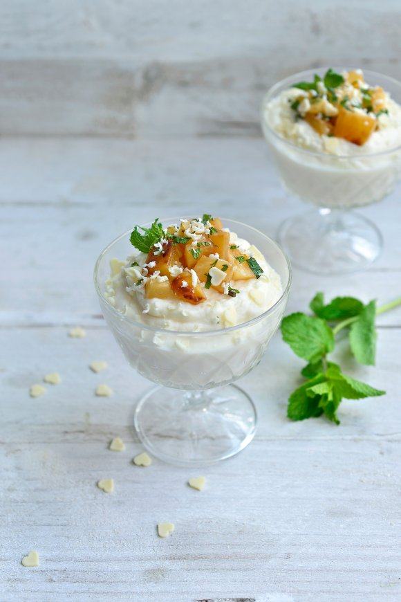 Mascarponemousse met witte chocolade en gebakken ananas