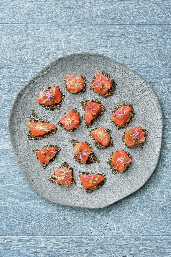 Sesamcrackers met miso en zalm