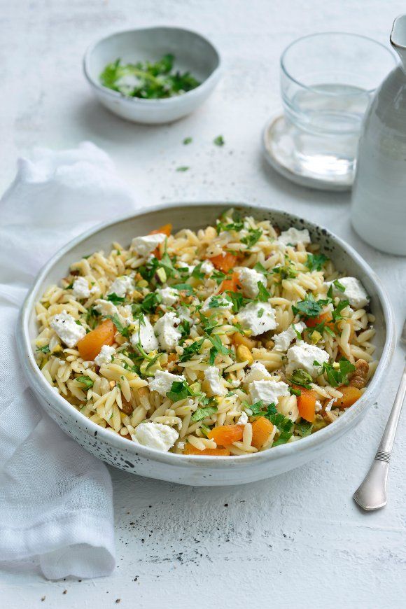 Orzo salade met gedroogde abrikoos en geitenkaas