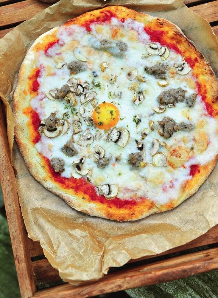 Recept "Pizza Nonna met salsiccia, champignons en een eitje" njam!