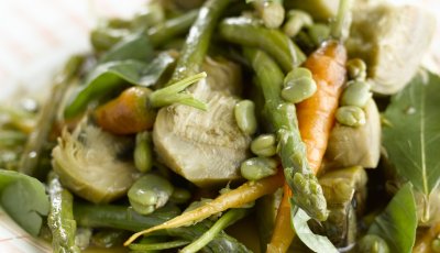 Stoofpotje van lentegroenten