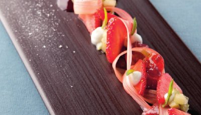 Aardbei met rabarber en een crème van yoghurt