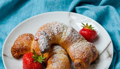 Croissants met roomkaas en aardbeienconfituur