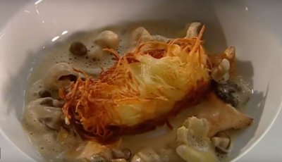 Gefrituurde steenbolk met bospaddenstoelen