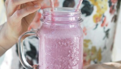 Ontbijtsmoothie met aardbei en havermout 
