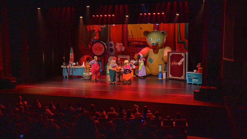 Plop en zijn vrienden beleven een magisch avontuur met 'De Knuffelbeer': een theatershow vol plezier en verrassingen!